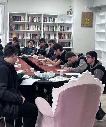 Kütahya'da yazar Özebeoğlu, öğrencilerle buluştu