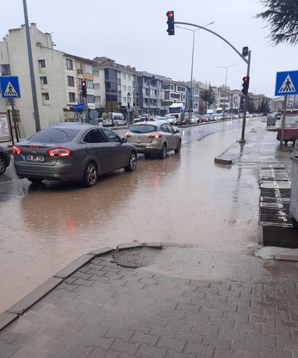 Eskişehir’de sağanak alarmı: Kütahya Caddesi göle döndü