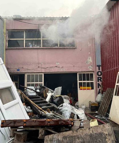 Gediz’de iş yerinde yangın paniği: Torna atölyesi kullanılamaz hale geldi