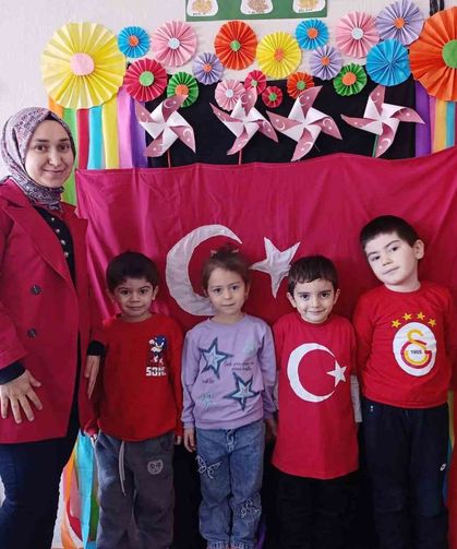 Hisarcık’ta minikler sınıfları için Türk bayrağı dikti
