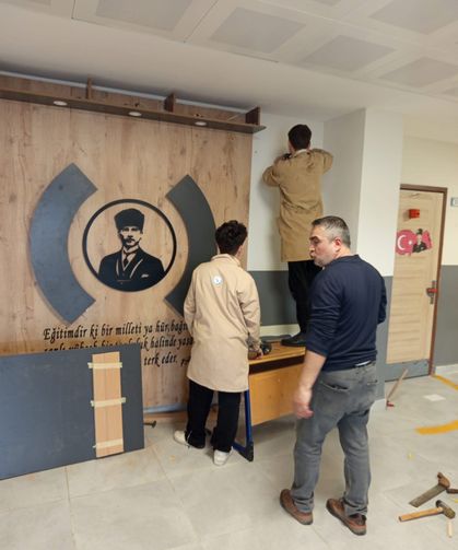 Tavşanlı'da lise öğrencileri el emeğiyle ilkokula Atatürk köşesi yaptı