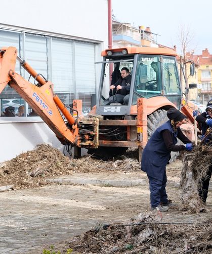 Tavşanlı'da çevre düzenleme çalışmaları sürüyor