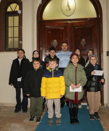 Kütahya’da küpecik geleneği valilik kapısında yaşatıldı: Miniklerden Ramazan manileri