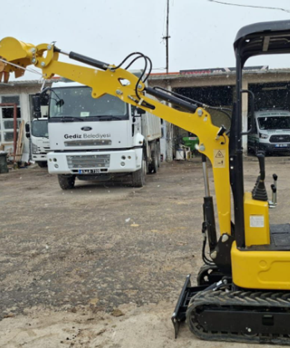 Gediz Belediyesi'nde araç filosuna yeni ekskavatör dahil edildi