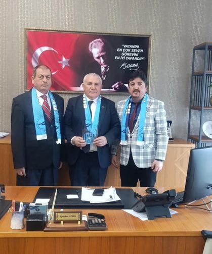 Kütahyaspor'un 60 yıllık albümü yöneticilere takdim edildi