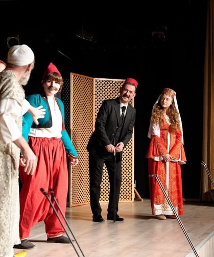 Tavşanlı’da tiyatro şöleni: “Zoraki Tabip” kapalı gişe sahnelendi