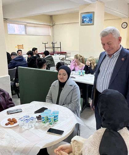 İş İnsanı Cenk Durmaz’dan Öğrencilere Ramazan Sofrası