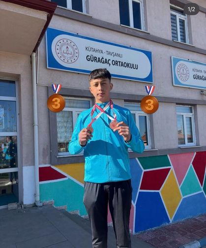 Kütahya’da genç sporcu bilek güreşinde iki kolda kürsüye çıktı