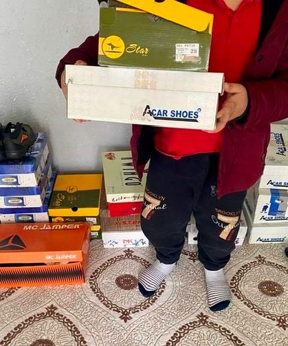 Kütahya’da imamdan örnek davranış: Yardımları kapı kapı dağıttı