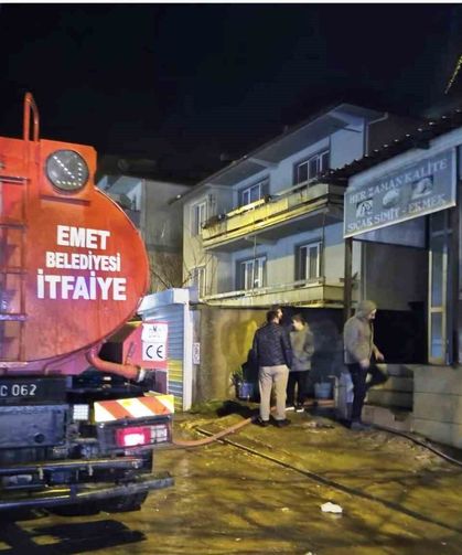 Emet'te fırın deposunda çıkan yangın büyümeden söndürüldü