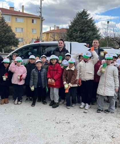 Gediz’de geleceğe umut ekildi: Minik eller fidanlarla doğayı yeşertti