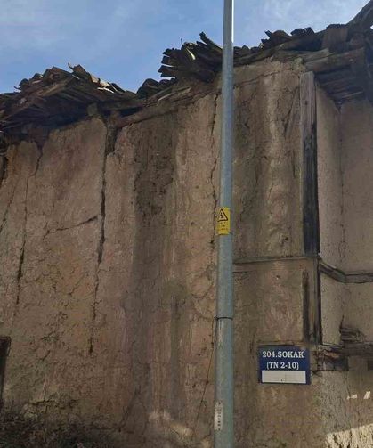 Hisarcık’ta metruk tarihi binalar endişe yaratıyor