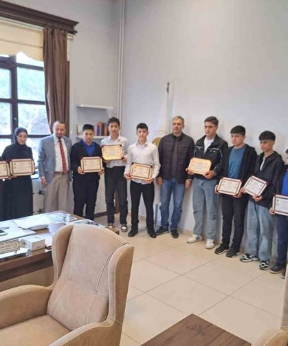 Simav’da genç hafızlar yetişiyor: 10 öğrenci belge aldı