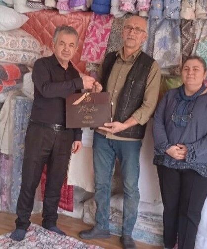 Tavşanlı’da 40 yılı aşkın esnafa plaket ve hediye takdimi