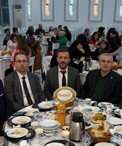 Tavşanlı’da berber ve kuaförler Ramazan’da aynı sofrada buluştu