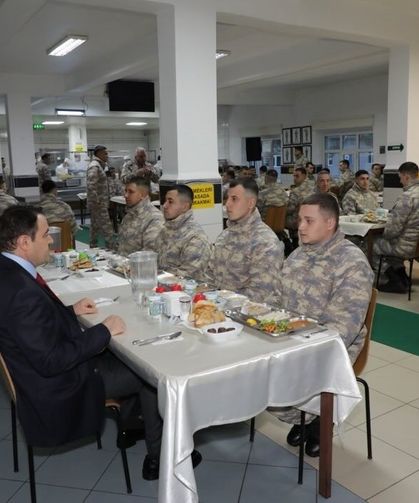 Vali Işın’dan Mehmetçiklere moral veren iftar ziyareti