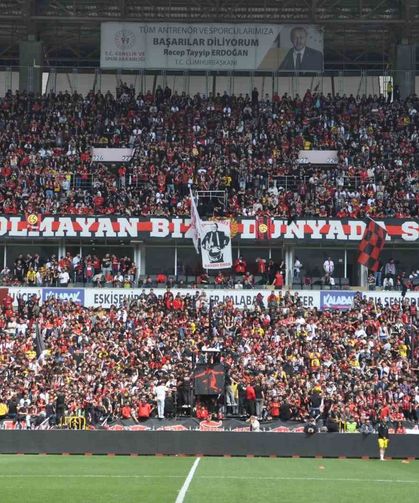 Eskişehirsporlu taraftarlardan Karşıyaka'da yaşananlara tepki