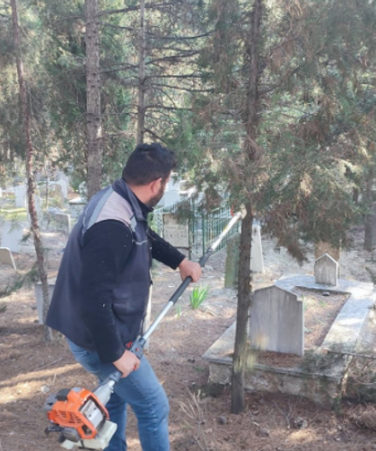 Bayram öncesi Gediz’de mezarlıklar baştan sona temizlendi