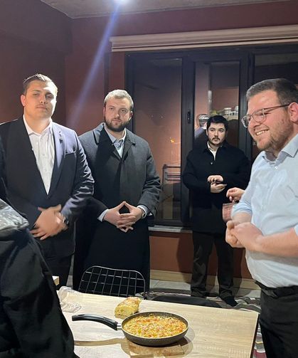 Kütahya’da sahurda dikkat çeken görüntü: Gençlerle birlikte menemen yaptılar