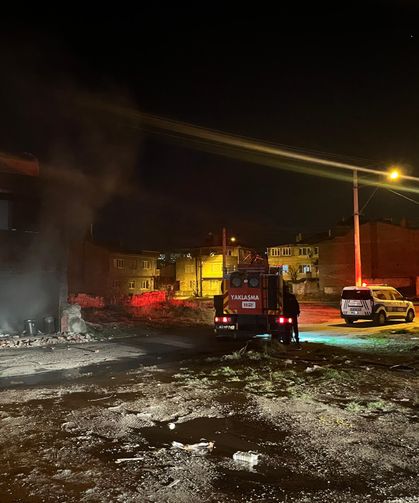 Kütahya’da Metruk Bina Alev Alev! Mahalle Alarmda