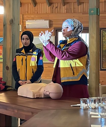 Gediz'de depremin yıl dönümünde kalp krizi eğitim semineri düzenlendi