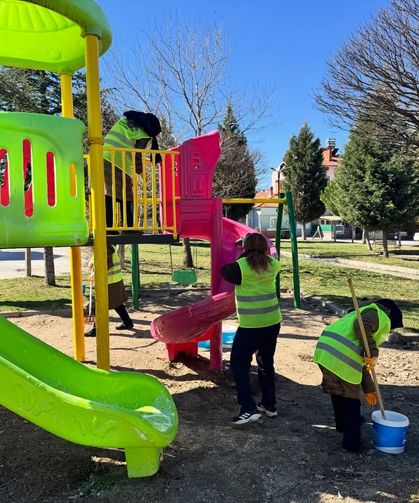Tavşanlı'da park ve bahçelerde temizlik sürüyor
