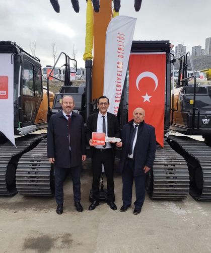 Tavşanlı belediyesi filosunu güçlendirdi: 22 tonluk ekskavatör hizmete alındı