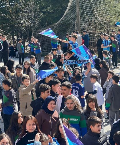 Kütahya Şehitler Ortaokulu’nda Şampiyonluk coşkusu tribünleri aratmadı