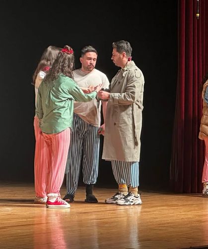 Kütahya’da kahkaha dolu gece: "Keçileri Kaçırıyorum” sahnede beğeni topladı