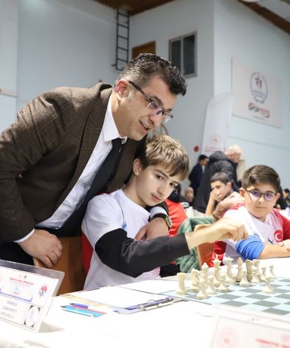 Kütahya’da zekâ savaşı başladı: 350 sporcu yarışıyor