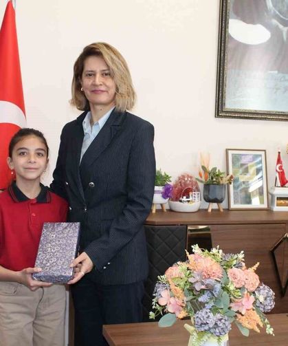 Altıntaş’ta çevre bilinciyle fark oluşturan öğrenciye ödül verildi