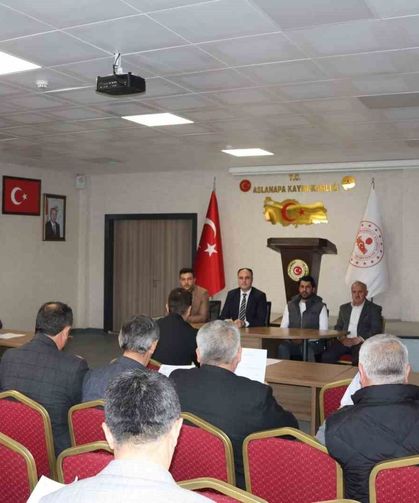 Aslanapa’da yönetim zirvesi: Kaymakam Tosun muhtarlarla bir araya geldi