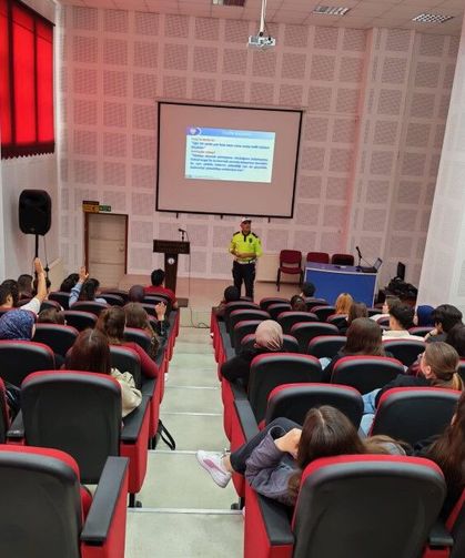 Emet MYO’da trafik bilinci buluşması: Kurallar ve güvenlik detaylı anlatıldı