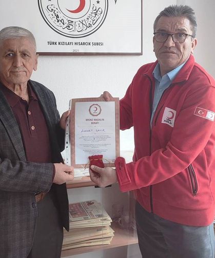 Hisarcık’ta örnek esnaf: 18 kez kan verdi, bronz madalya aldı