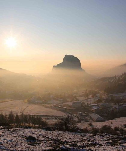 Komşu ilde kartpostallık görüntü: Sisler arasında kalan kale dikkat çekti