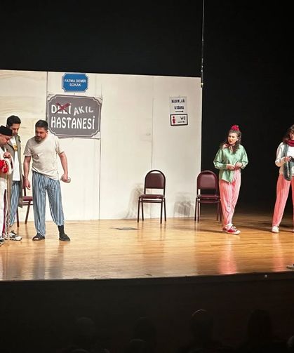 Kütahya’da kahkaha dolu gece: ‘Keçileri Kaçırıyorum’ sahnelendi