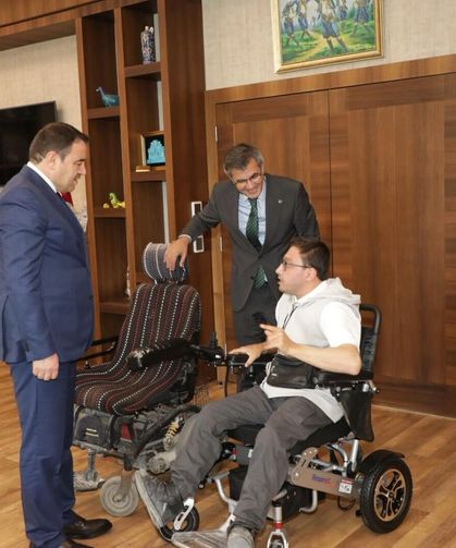 Vali Musa Işın’dan Gönülleri Isıtan Hareket: Verdiği Sözü Tutup Akülü Aracı Teslim Etti
