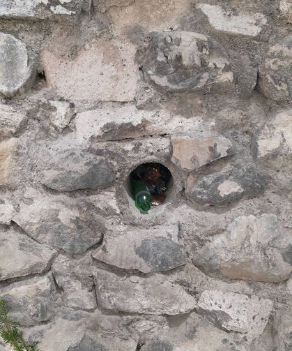 Tarihi Taş Mektep Duvarına Tepki Çeken Görüntü: “Bu Şehre Saygınız Yok Mu?”