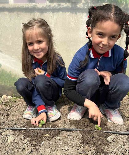 Altıntaş’ta çocuklara üretim bilinci: Fideler minik ellerle dikildi