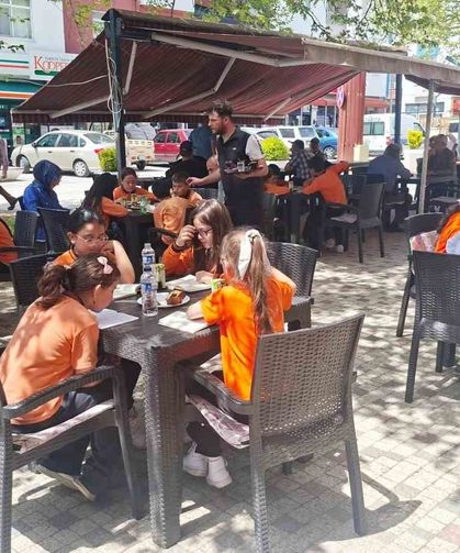 Hisarcık’ta sıra dışı etkinlik: Kahvehane önünde kitap okudular