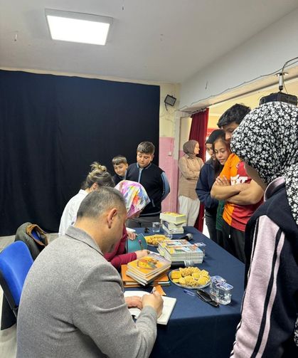 Kitapların İzinde: Öğrenciler Yazarlarla Bir Araya Geldi