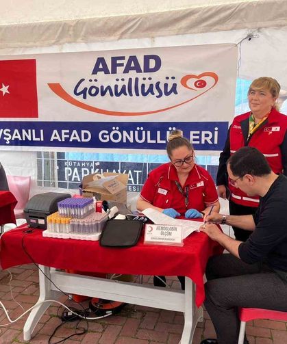 Kütahya’da anlamlı hareket: Kaymakam Özdemir 11’inci kez kan verdi