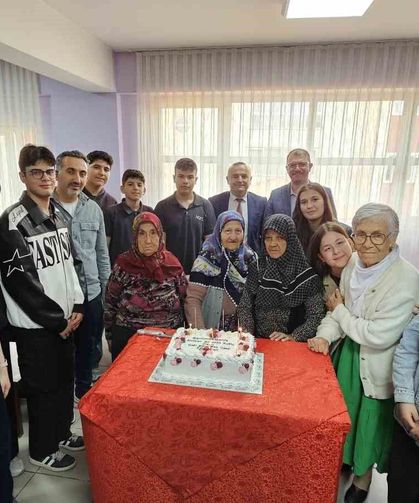 Kütahya'da lise öğrencilerinden anlamlı huzurevi ziyareti