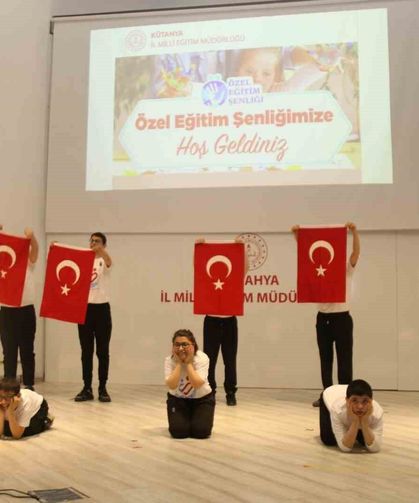 Kütahya’da özel öğrenciler için anlamlı şenlik: Renkli görüntüler oluştu