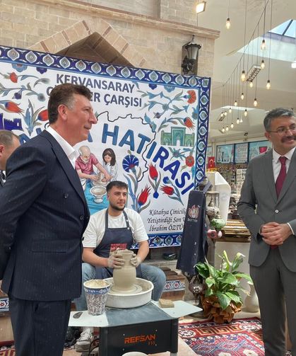 Ali Çelik’e Kütahya’da Büyük İlgi: Çiniciler Çarşısı’nda Kültür Şöleni