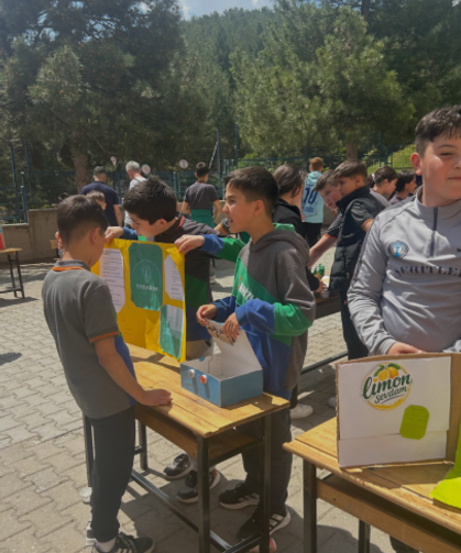 Şehitler Ortaokulu öğrencilerinden girişimcilik sergisi: Yapay zeka projeleri büyük ilgi gördü