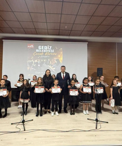 Gediz'de minik seslerden büyük konser: Çocuk korosu alkış aldı