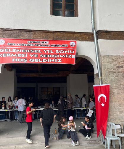 Şaphane’de öğrencilerin eserleri ve lezzetler bir arada: Geleneksel kermese yoğun ilgi