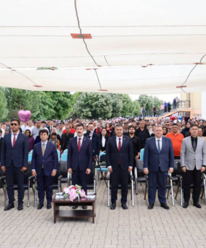 Gediz Sağlık Hizmetleri Meslek Yüksekokulu'nda mezuniyet coşkusu yaşandı