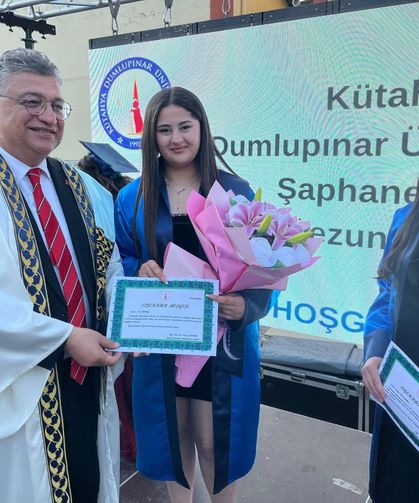 Şaphane'de dev mezuniyet coşkusu: Öğrenciler, yeni hayatlarına uğurlandı